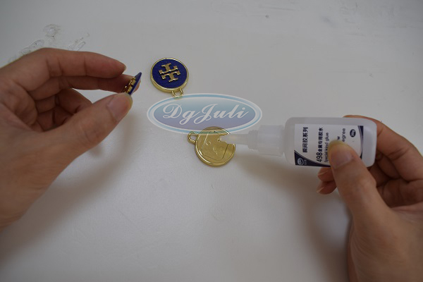 金屬配件進(jìn)行點(diǎn)膠