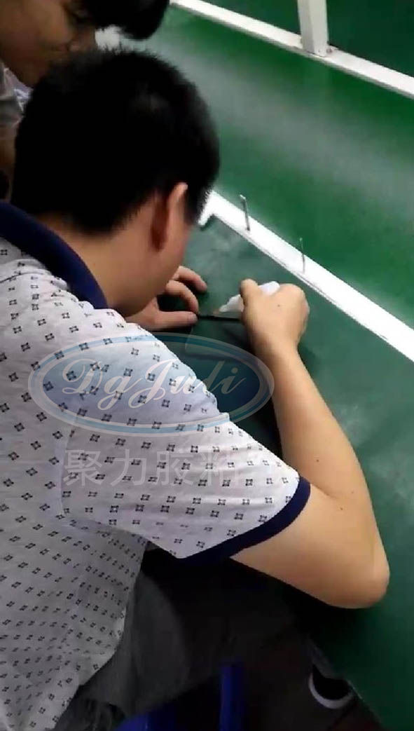 手機(jī)邊框?qū)Ｓ媚z水