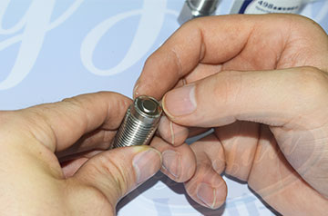 用什么快干膠水粘金屬好？ 聚厲牌金屬快干膠因低白化高強度而熱銷