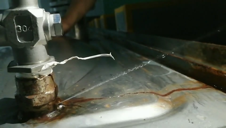 聚力不銹鋼修補膠安全高效解決不銹鋼熱水箱因砂眼產(chǎn)生的漏水問題！